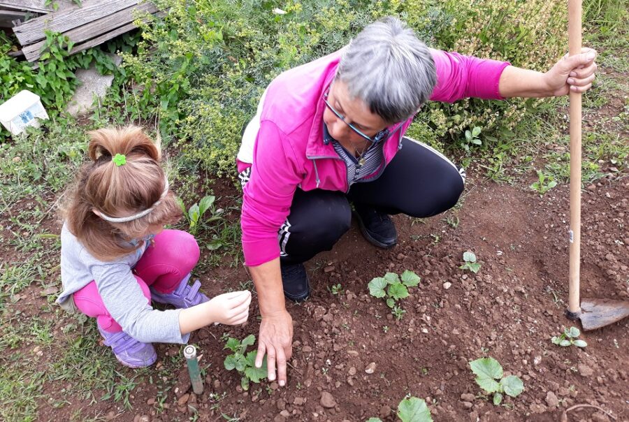 Babica in otrok skupaj delata na vrtičku